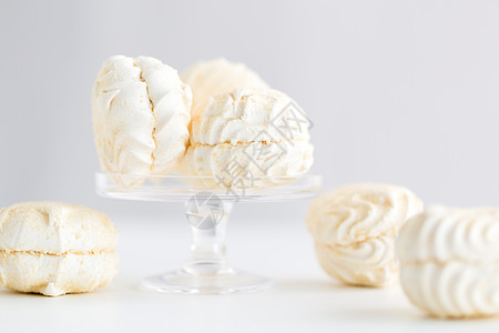 食物,糖果糖果的Zephyr甜点蛋糕站白色背景白色的Zephyr甜点图片