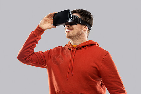 三维技术,虚拟现实,娱乐活动人们的快乐的轻人虚拟现实眼镜灰色背景下玩游戏快乐的人虚拟现实耳机虚拟现实眼镜图片
