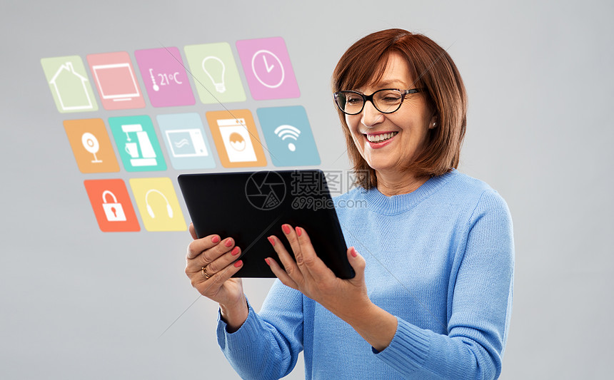 老年女子浏览平板电脑上的应用程序图片