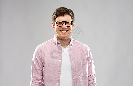 视觉,教育人的微笑的轻人戴着灰色背景的眼镜戴着灰色背景着灰色背景的眼镜图片