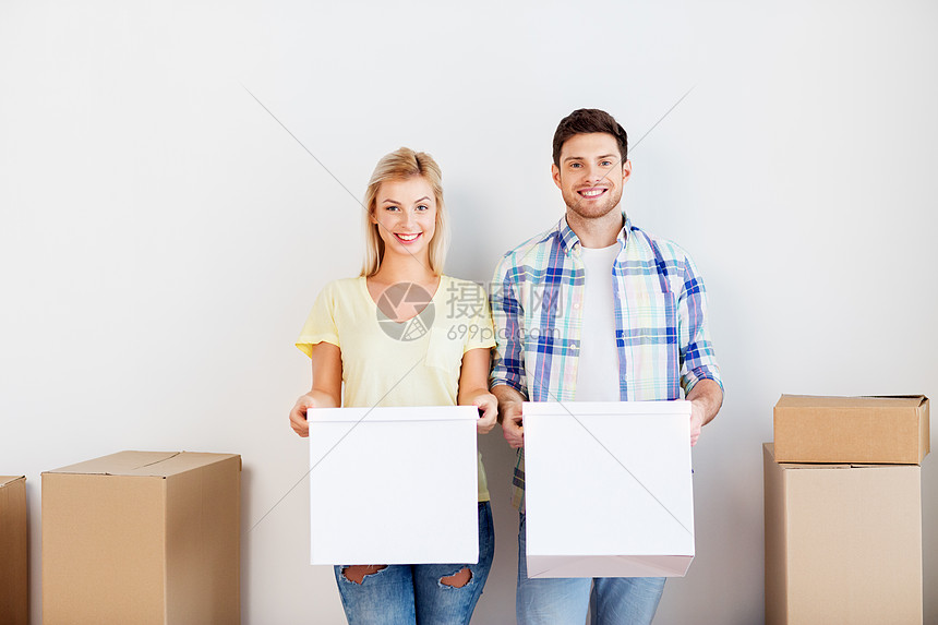 抵押贷款,搬家,人房地产的幸福的夫妇与纸板箱新的家幸福的夫妇带着箱子搬新家图片