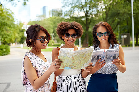 旅游,旅游友谊的快乐的妇女与城市指南街上夏天快乐的女人夏天城市指南图片