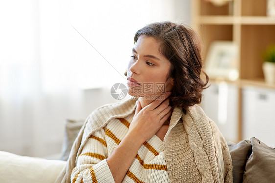 寒冷健康问题的高兴的病人,喉咙痛家高兴的病人家里喉咙痛图片