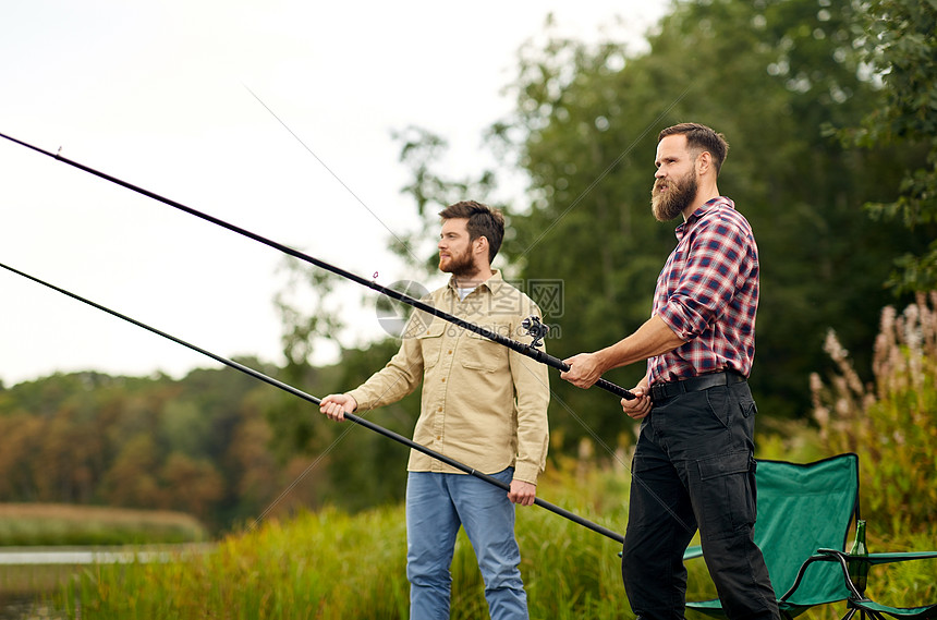 休闲人们的快乐的朋友与钓鱼竿湖泊河流湖边河边钓竿的朋友图片