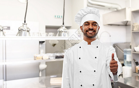 烹饪,职业人的快乐的印度男厨师图克大拇指餐厅厨房背景印度厨师厨房竖大拇指图片