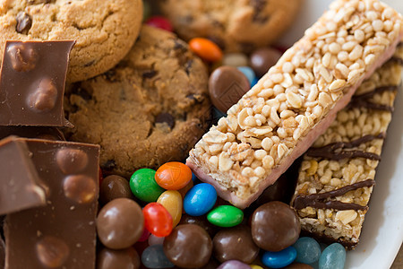 食物,垃圾食品健康的饮食巧克力,燕麦饼干,滴糖果穆斯利棒盘子里巧克力,饼干,糖果穆斯利棒图片