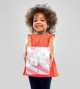童,生日礼物人的快乐的非裔美国女孩与礼品盒灰色背景快乐的非裔美国女孩带着礼品盒图片