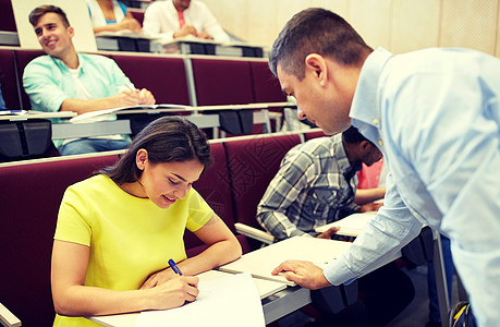 教育,高中,教学,大学人的国际学生教师讲堂群带笔记本的学生老师图片