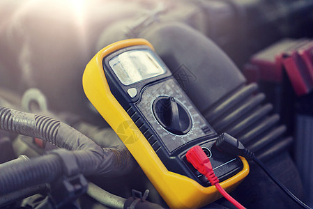 汽车服务,维修维护数字万用表电压表测试汽车电池万用表电压表测试汽车电池图片