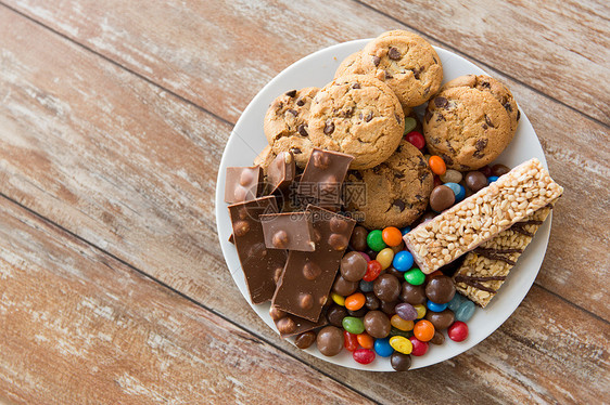 食物,垃圾食品健康的饮食巧克力,燕麦饼干,滴糖果穆斯利棒盘子里巧克力,饼干,糖果穆斯利棒图片