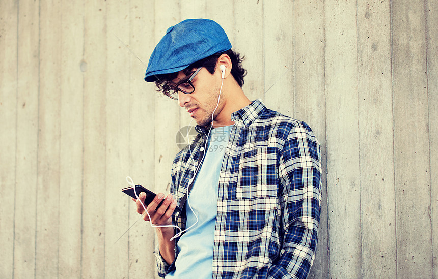 人,音乐,技术,休闲生活方式轻的时髦男子戴着耳机智能手机听音乐带耳机智能手机听音乐的男人图片