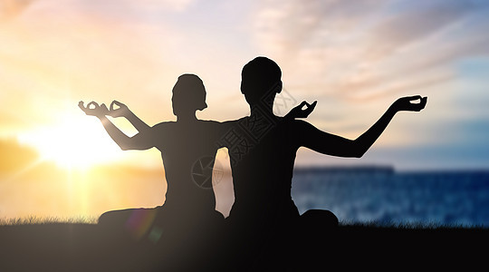 正念,灵户外瑜伽夫妇冥想的轮廓日落海洋背景上的莲花姿势夫妇日落时用莲花姿势瑜伽图片
