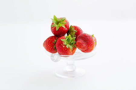 水果食物浆果的璃上的草莓站白色的背景上璃上的草莓站白色的背景上图片