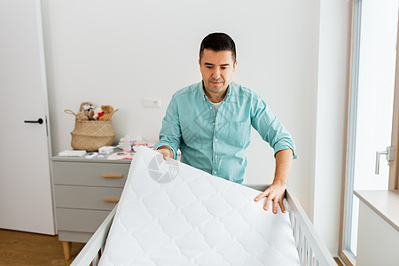 父母父亲托儿所的中父亲家里安排带床垫的婴儿床父亲家用床垫安排婴儿床图片