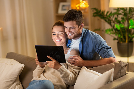 技术,互联网人们的快乐的夫妇用平板电脑家里晚上快乐的夫妇晚上家用平板电脑图片