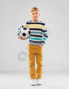 足球,休闲童的漂亮的小男孩条纹套头衫与足球灰色背景穿条纹套衫带足球的男孩图片