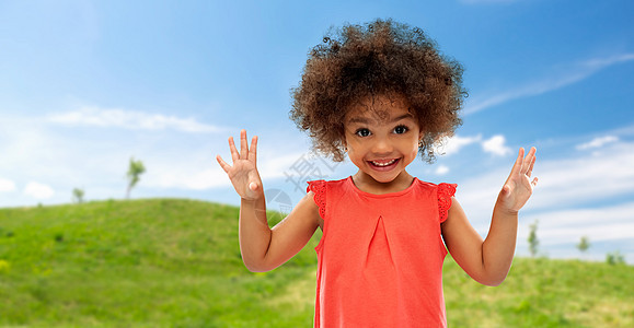 童,夏天人的快乐的非裔美国女孩绿色草地蓝天背景快乐的非裔美国女孩夏天图片