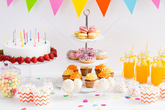 派节日生日蛋糕与蜡烛草莓,饮料食物桌子上生日聚会上桌子上的食物饮料图片