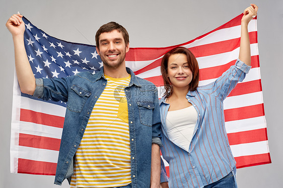 主义独立日民族观念灰色背景下高举美国的幸福夫妇夫妇举着美国图片