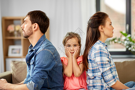家庭问题,离婚人们的观念快乐的父亲,母亲悲伤的小女儿家家里幸福的家庭图片