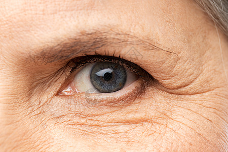 视觉,美丽老特写老妇女的眼睛特写高级女人的眼睛图片