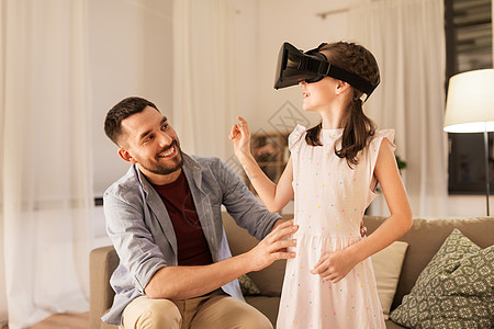 素食主义家庭,虚拟现实娱乐活动快乐的父亲小女儿VR眼镜家玩电子游戏父亲女儿戴着VR眼镜家玩背景