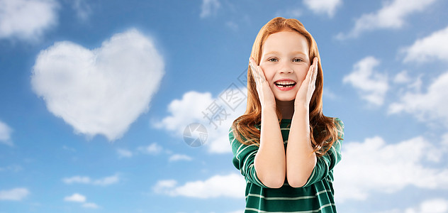 童,情感情人节的惊讶的红色头发女孩穿着绿色条纹衬衫蓝天心形云云背景惊讶的红头发女孩穿条纹衬衫天空图片