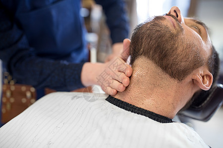美容,剃须人的理发师处理男客户的脖子与香膏理发店理发师理发店为男客户诊治背景图片