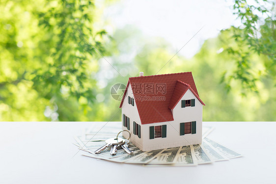 抵押贷款,房地产财产家庭房屋模式金钱绿色自然背景家庭房屋模型金钱图片