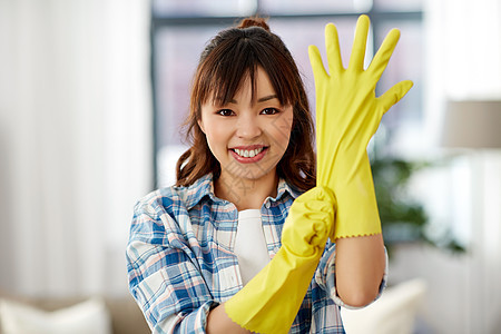 清洁,家务手保护亚洲妇女家里戴防护橡胶手套亚洲女人戴着橡胶手套家打扫卫生图片
