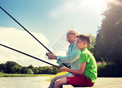 家庭暑假人们的快乐的祖父孙子,河泊上祖父孙子河边钓鱼背景图片