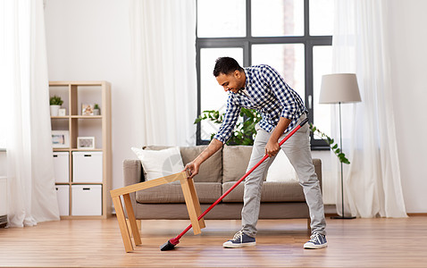 清洁,家务家务印度男人用扫帚扫地家家里扫帚清扫地板的人图片