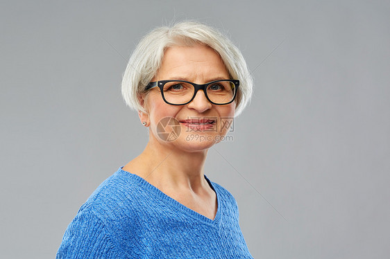 穿着蓝色毛衣的老年女人的肖像图片