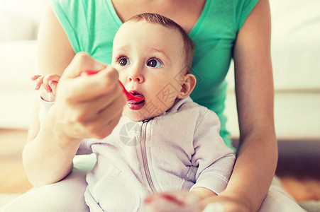 家庭,孩子,饮食父母的母亲用勺子喂小婴儿家妈妈家里用勺子喂小宝宝图片