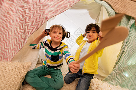 童潮湿的快乐的小男孩家里的孩子帐篷里玩炊具孩子们家里的帐篷里玩罐子图片