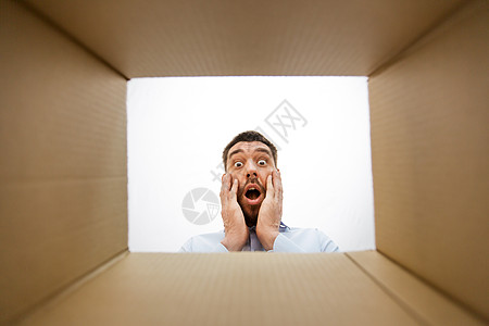 情感,送货惊喜震惊的人看着打开的包裹盒,下震惊的人看着打开的包裹箱图片