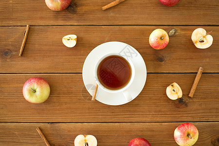 物品饮料木制桌子上苹果肉桂的红茶杯茶,桌上苹果肉桂图片