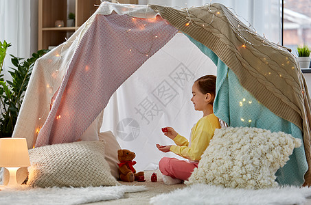 童潮格快乐的小女孩泰迪熊孩子们的帐篷里玩茶话会女孩孩子们的帐篷里泰迪玩茶话会图片