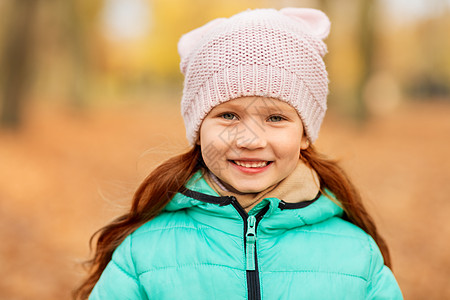 童,季节人的秋天公园快乐的小红发女孩的肖像秋天公园快乐小女孩的肖像图片