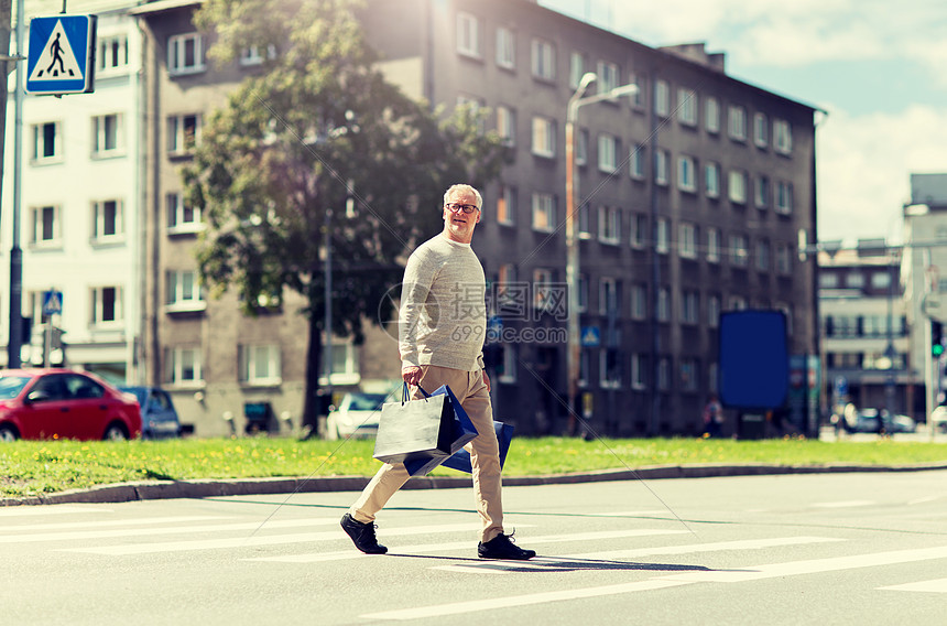 走人行横道上的老男人图片