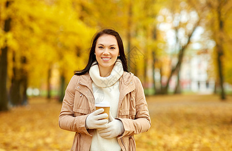 季节,热饮人们的快乐的轻女人喝外卖咖啡茶次纸杯秋季公园秋天公园里喝外卖咖啡的女人图片