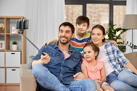 家人用智能手机拍照幸福的家庭家里自拍图片