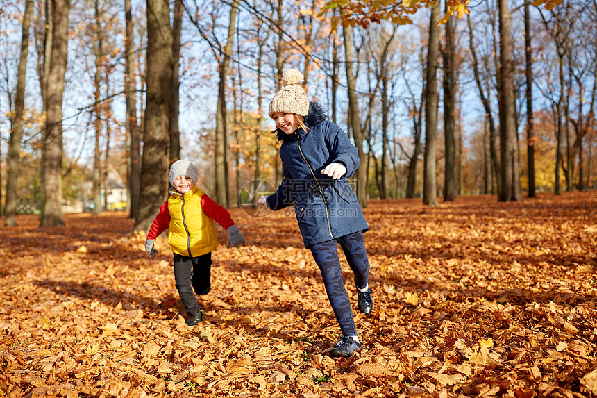 童,季节人的快乐的孩子秋天公园的落叶上奔跑快乐的孩子们秋天的公园跑步图片