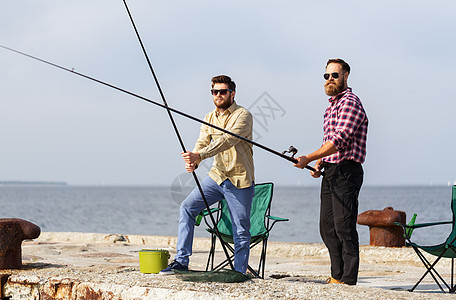 休闲人的男朋友与钓鱼竿码头海上海上码头钓竿的男朋友图片
