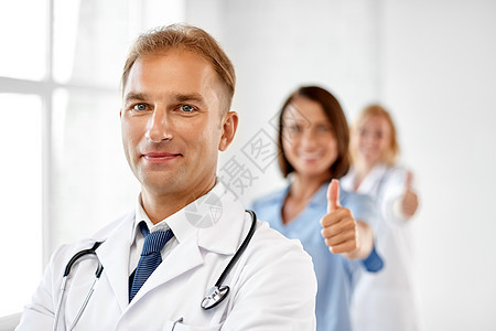 医疗保健,医学职业微笑的男医生穿着白色外套医院医院里穿着白色外套的微笑医生图片