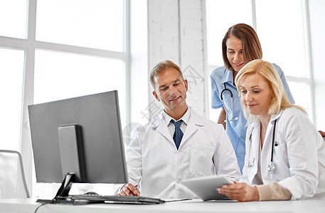 医疗保健,医学技术群医院用平板电脑的医生群医院用平板电脑的医生图片