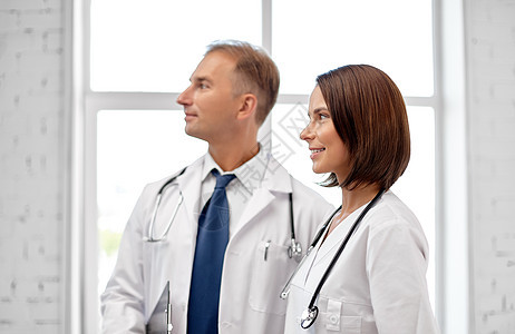 医疗保健,医学职业微笑的男女医生穿着白色外套医院医院里穿着白大衣的微笑医生图片