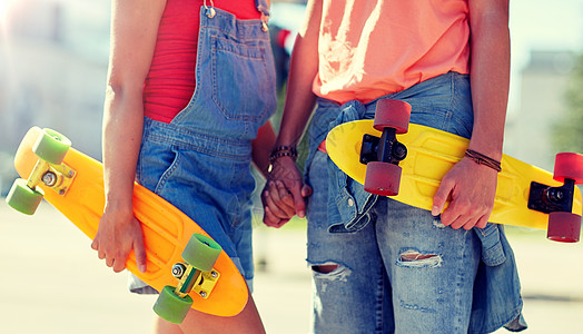 夏天,关系,极限运动人的接近快乐的十几岁的夫妇与短现代巡洋舰滑板城市街道城市里靠近带滑板的轻夫妇图片