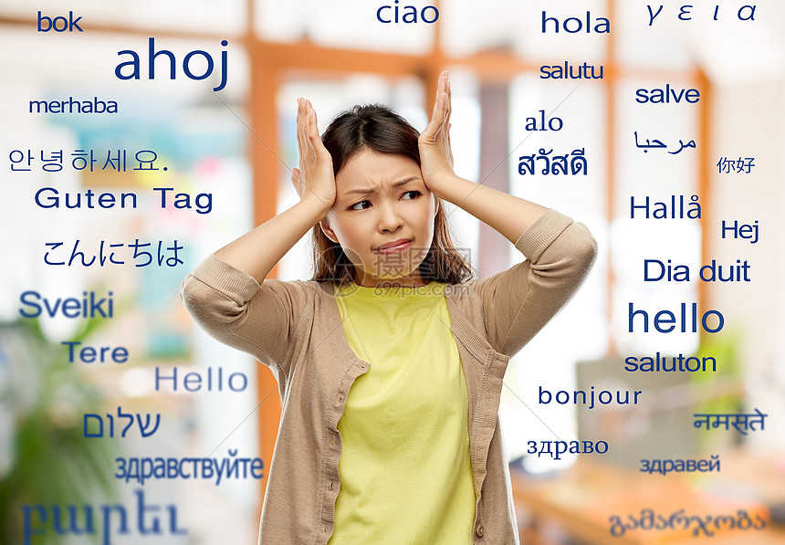 教育交流翻译强调亚洲妇女抱着头,用同的外语问候语紧张的亚洲女人抱着她的头图片