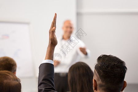 商业教育人的商人会议演讲讲座上举手提问商人商务会议上举手图片